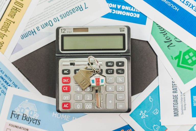 Calculatrice et documents pour analyser un placement immobilier