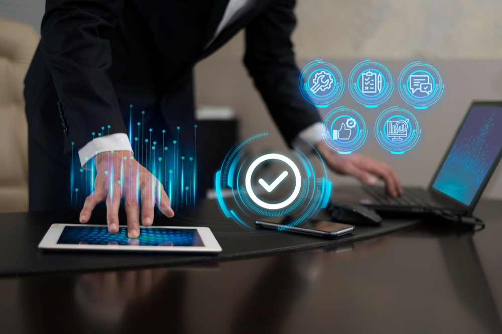 Professionnel vérifiant un dispositif de contrôle et de conformité LCB-FT